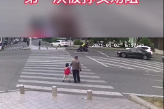 娱乐吃瓜酱爷爷闯红灯,娱乐吃瓜酱酱笑翻天 娱乐吃瓜酱爷爷闯红灯,娱乐吃瓜酱酱笑翻天